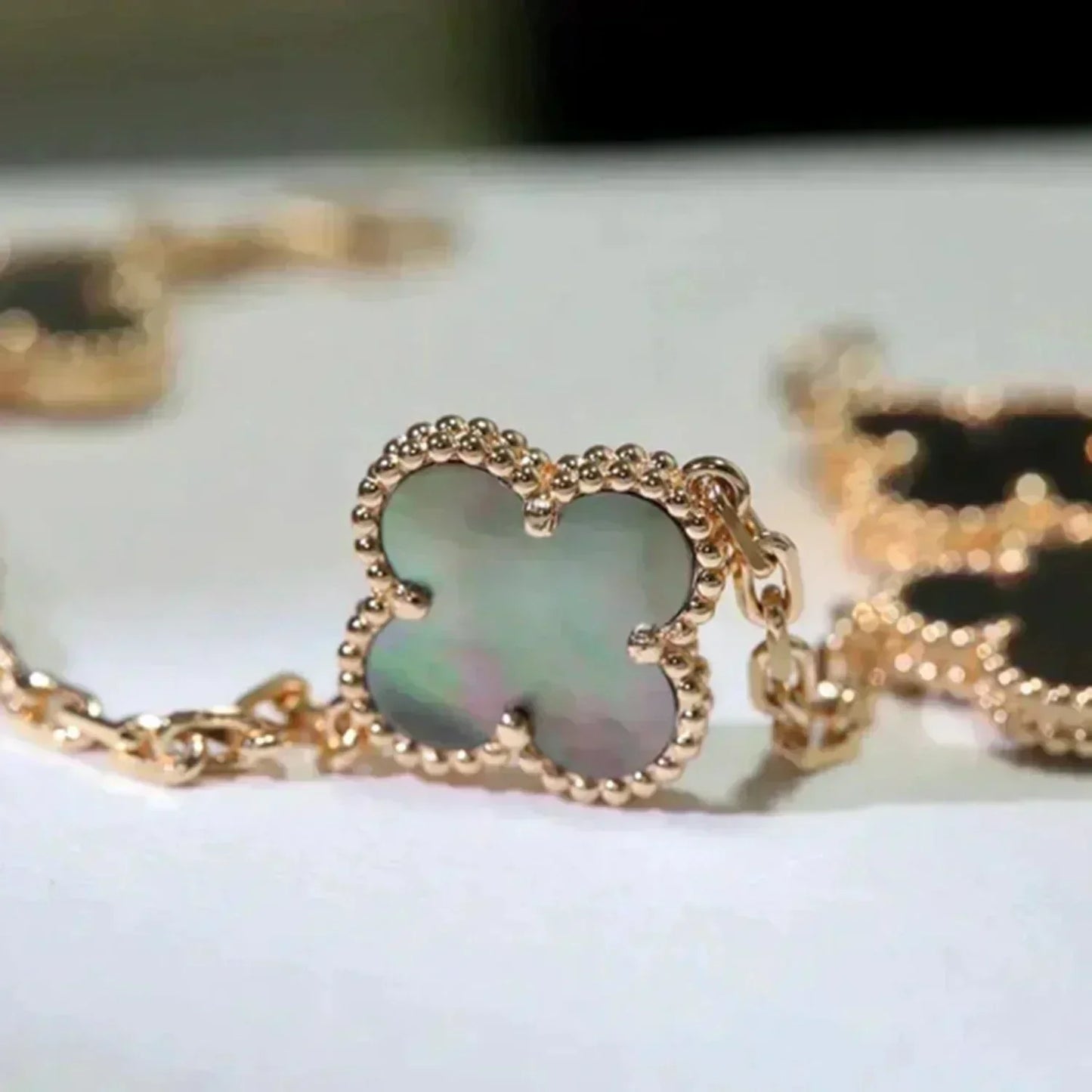 [Eternal Jewelry]CLOVER 5 MOTIF GRAY MOP  BRACELET