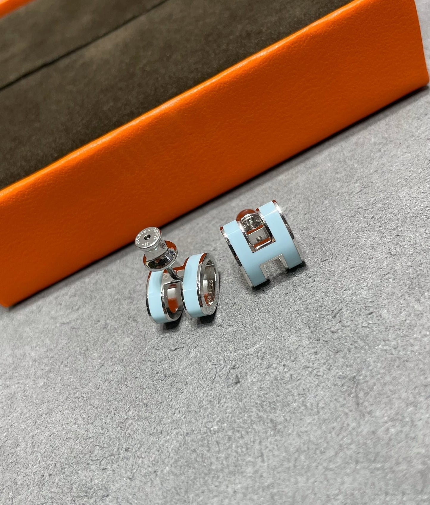 [Eternal Jewelry]POP H SKY BLUE STUD EARRINGS
