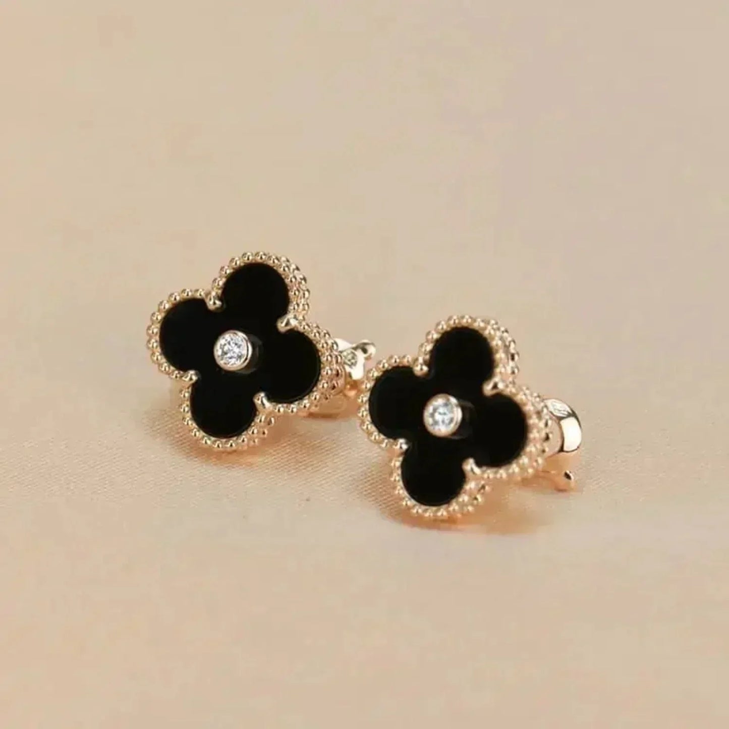 [Eternal Jewelry]CLOVER MEDIUM 1 MOTIFS ONYX DIAMOND EARRINGS