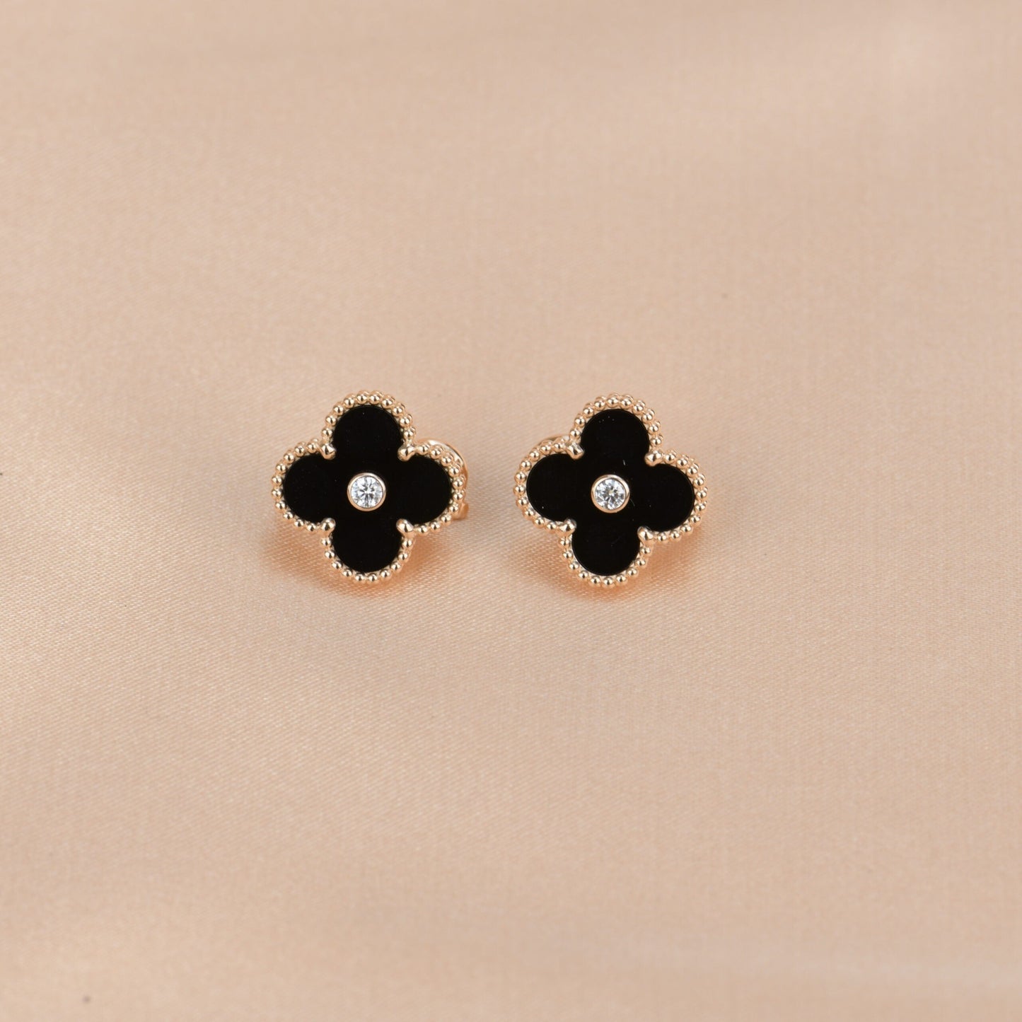 [Eternal Jewelry]CLOVER MEDIUM 1 MOTIFS ONYX DIAMOND EARRINGS