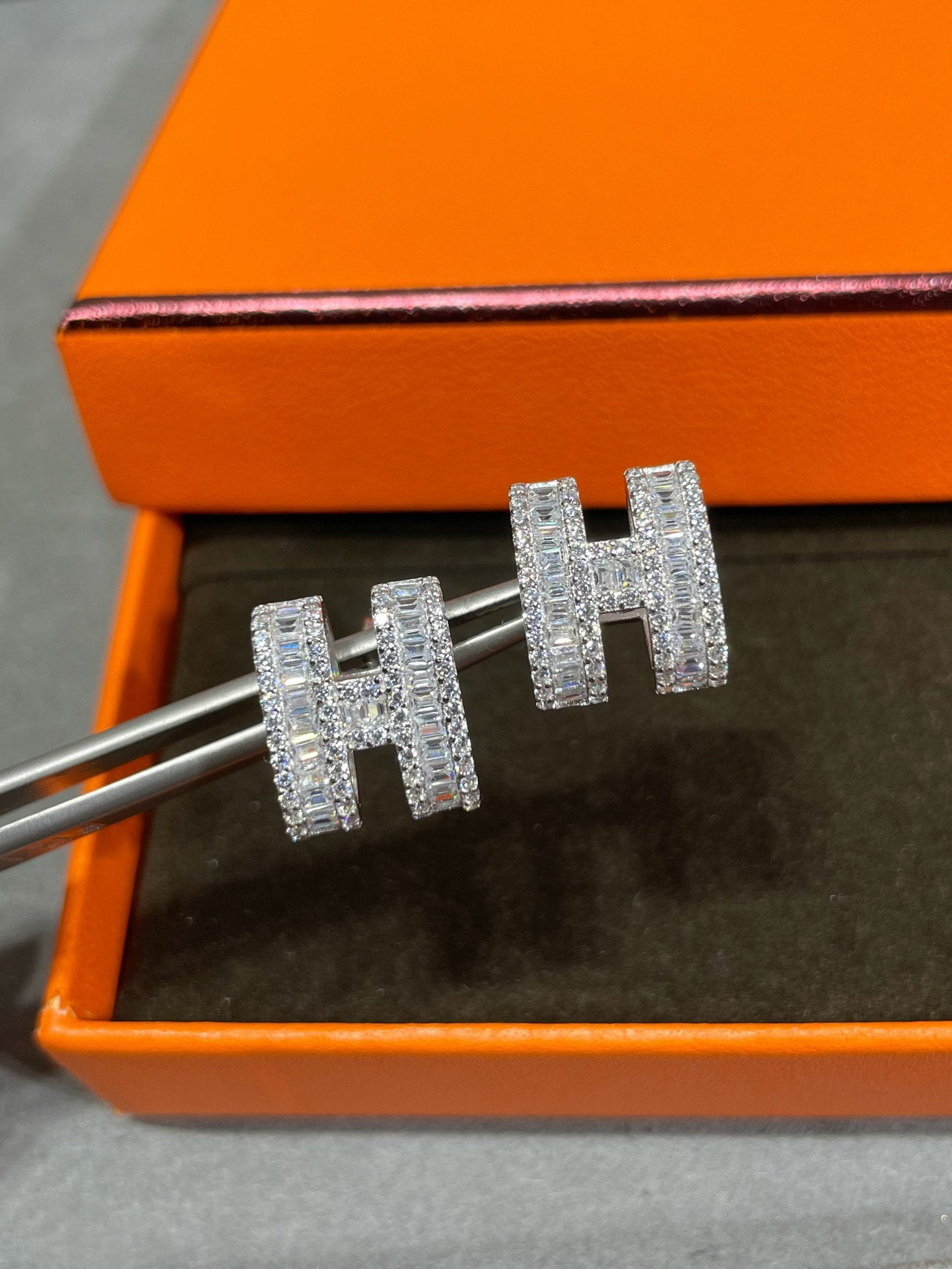 [Eternal Jewelry]H STUD EARRINGS WITH SILVER DIAMONDS
