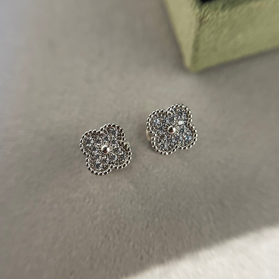 [Eternal Jewelry]CLOVER MINI DIAMOND STUD EARRINGS